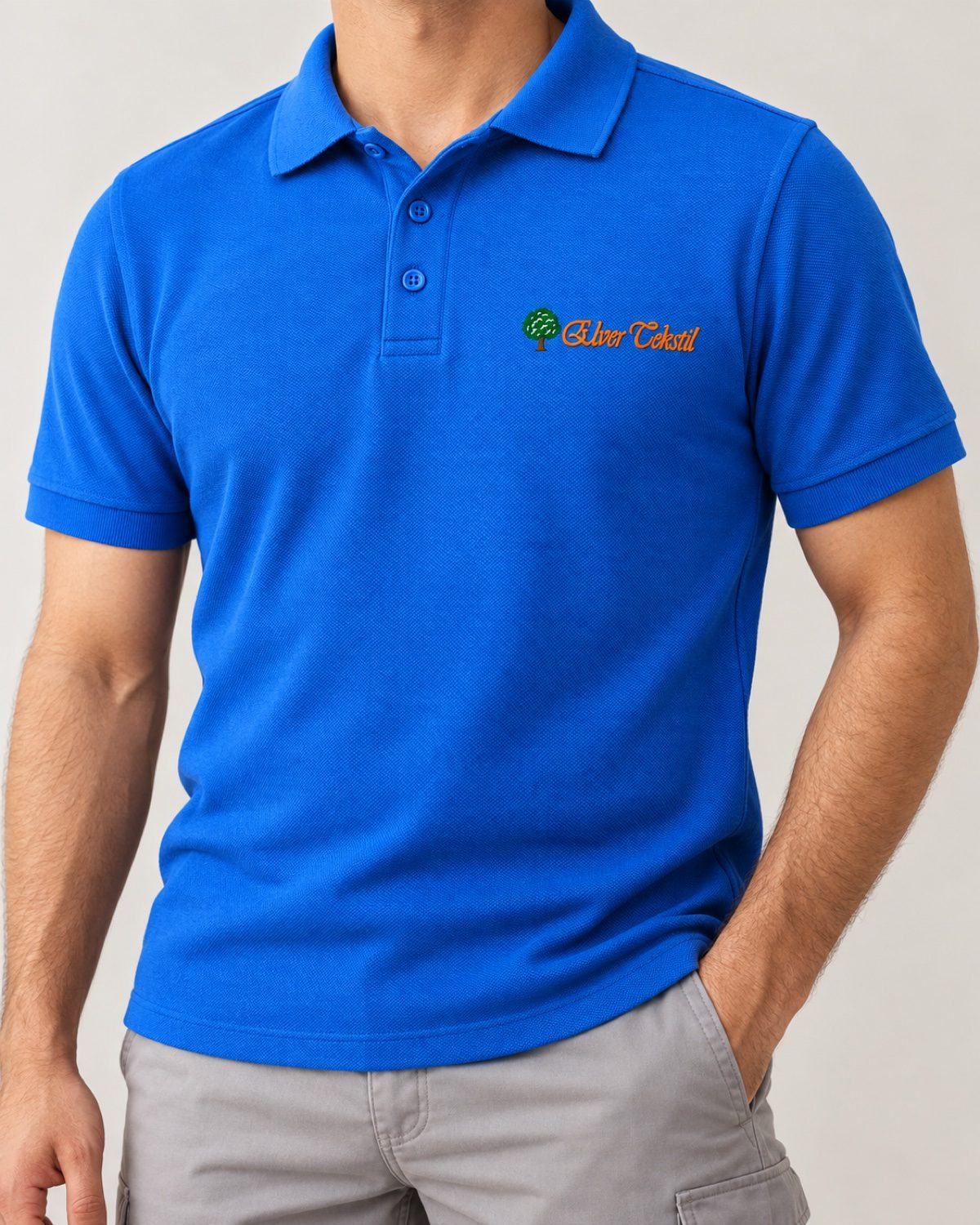 Göğsünde nakış logo bulunan polo tişört, kişi üzerinde