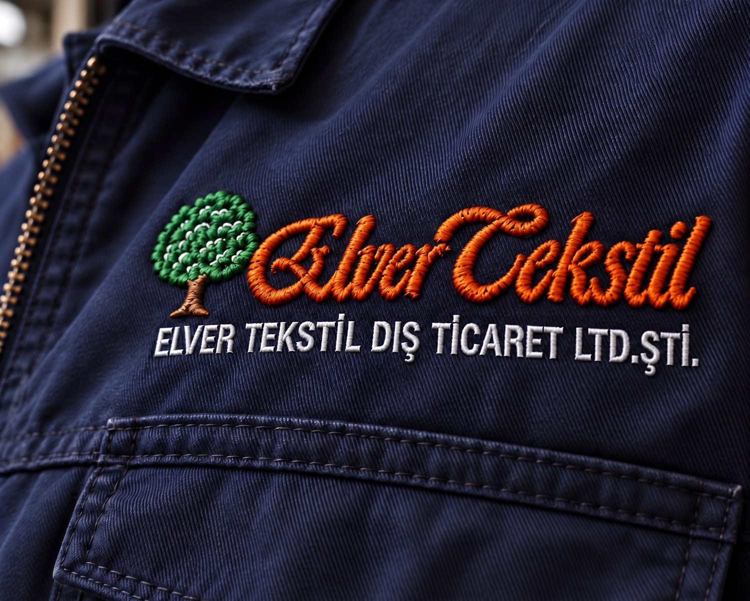 İş ceketi göğsünde nakış logo, iplik dokusu yakın plan